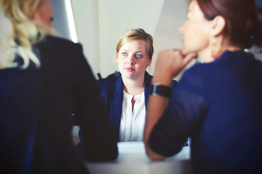 Moderiertes Teamgespräch, in dem Rollen und Aufgaben neu geklärt werden